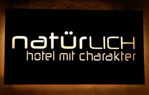 Natürlich Hotel mit Charakter - Schild