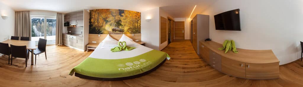 Studio des Hotels. Zimmer mit Küche, Doppelbett und großen Schränken für Ihren Urlaub in Tirol.