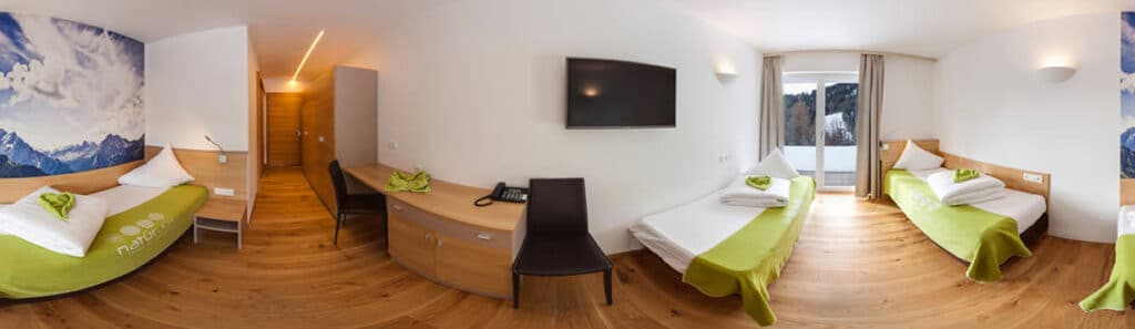Triple rooms 360 Ansicht der Dreibettzimmer im Hotel Natürlich in Fiss, Tirol. Betten Schränke und Schreibtisch!