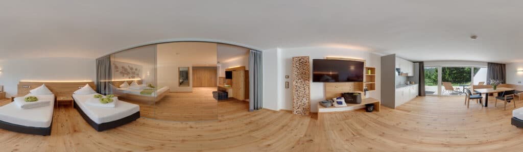 360 Grad Aufnahme der Suite "Familienwald" - Hotel Natürlich in Fiss, Tirol. Suites