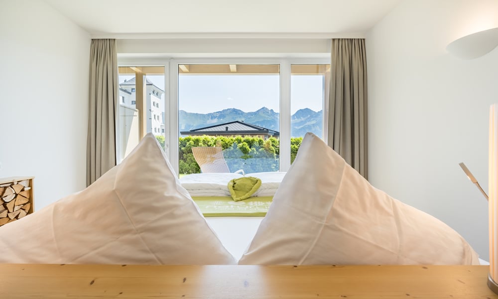 Panoramabett im Hotel Natürlich in Fiss, Tirol. Weitsichten in die Bergwelten der Region