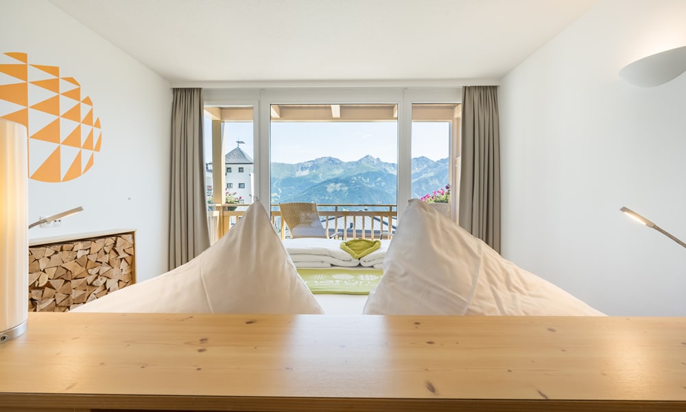 Panoramabett im Hotel Natürlich in Fiss, Tirol. Liegend die Berge von Serfaus-Fiss-Ladis bewundern.
