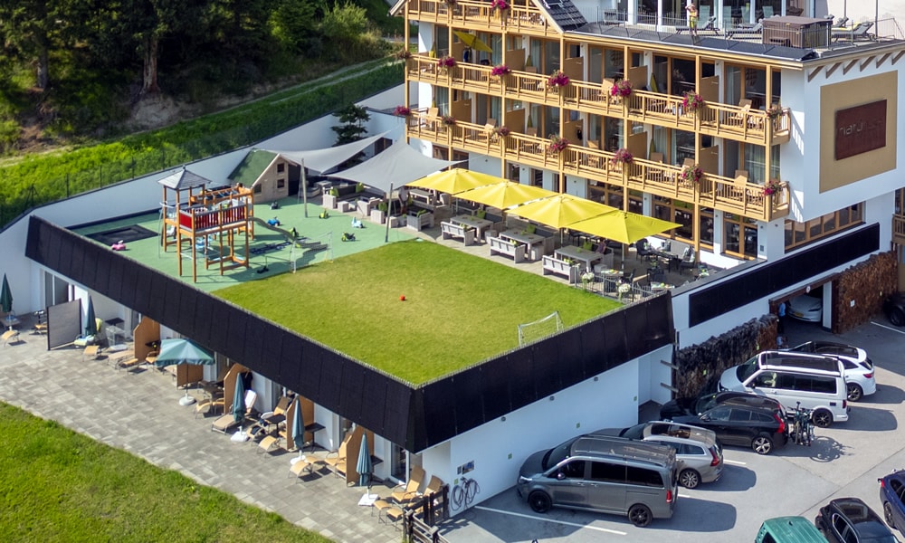 Natürlich Energy - Solarfläche als Zaun und Fassade - Hotel Natürlich in Fiss, Tirol