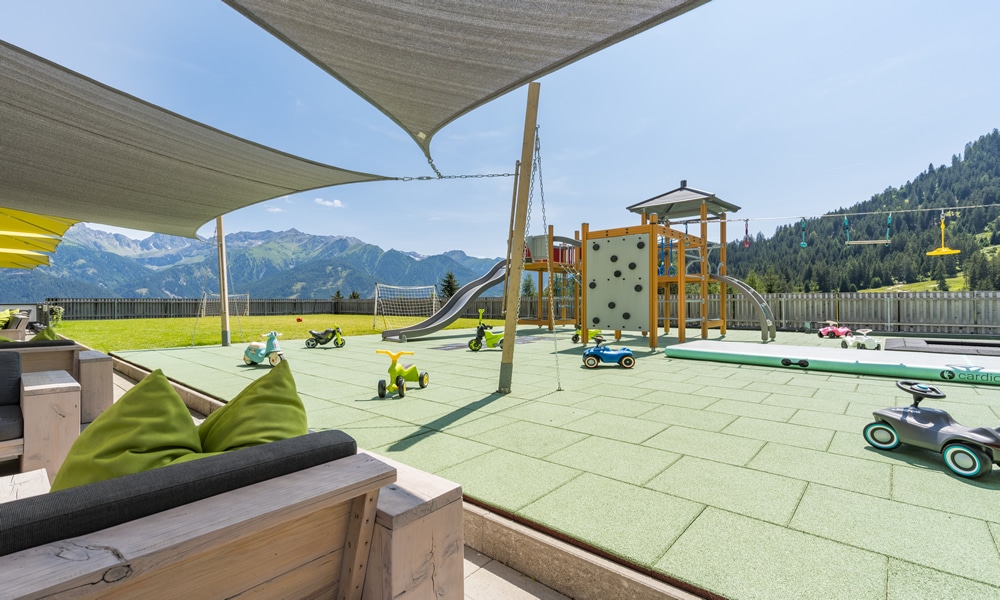 Entdecke_ Hotel Natürlich in Fiss, Tirol. Spielplatz und Sitzgelegenheiten.