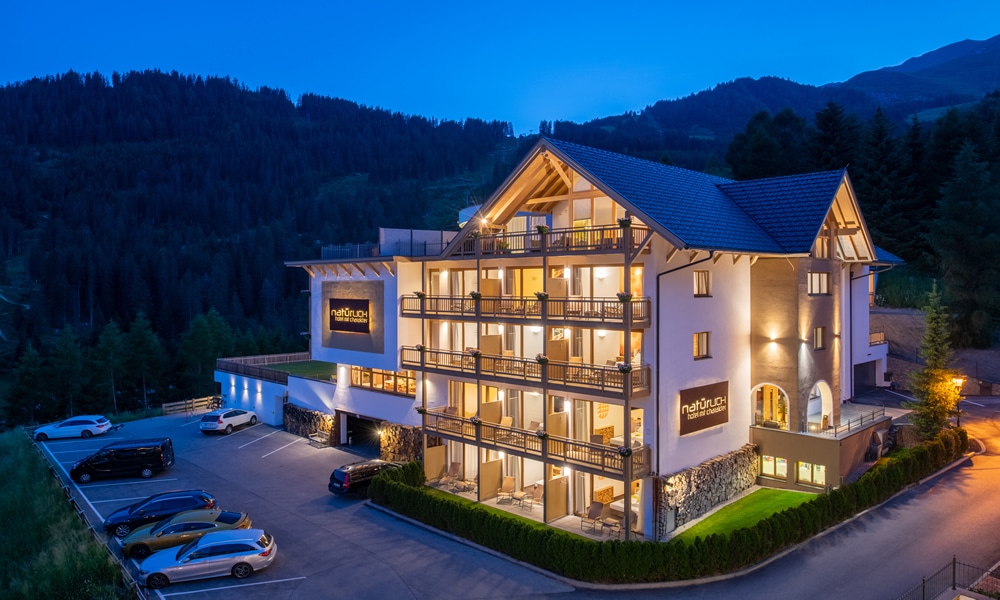 Entdecke_ Hotel Natürlich in Fiss, Tirol. Außenansicht bei Nacht.
