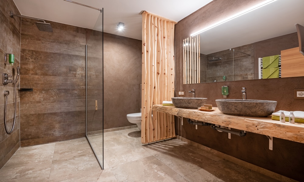 Entdecke_ Hotel Natürlich in Fiss, Tirol. Badezimmer der Suite "Familienwald"