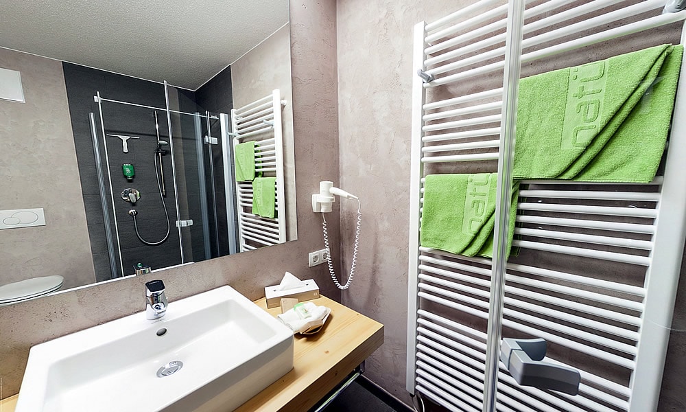 Entdecke_ Hotel Natürlich in Fiss, Tirol. Badezimmer.