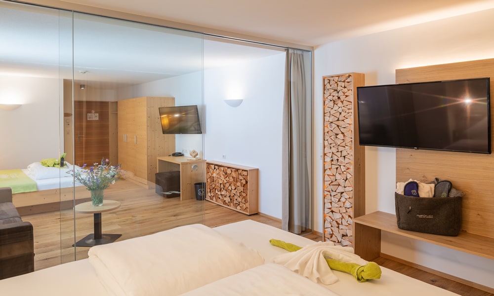 Entdecke_ Hotel Natürlich in Fiss, Tirol. Familiensuiten - Ansicht.