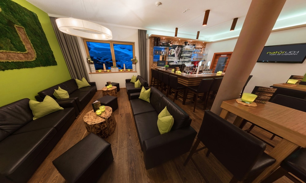 Entdecke_ Hotel Natürlich in Fiss, Tirol. Hotel Bar und Lounge.