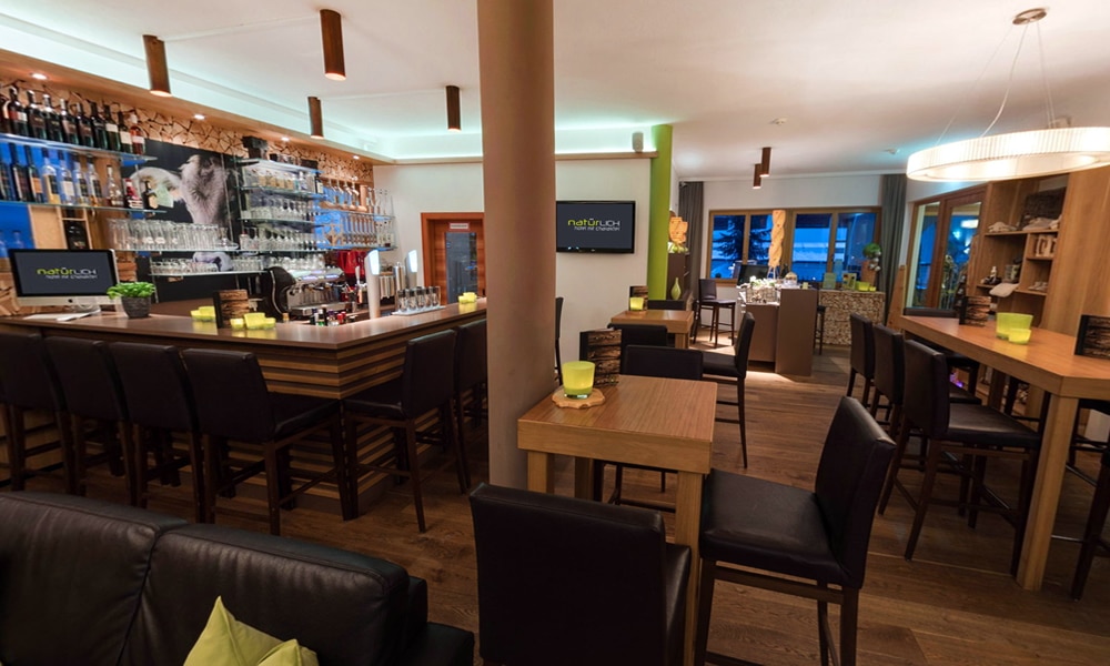 Entdecke_ Hotel Natürlich in Fiss, Tirol. Hotel Bar und Lounge.
