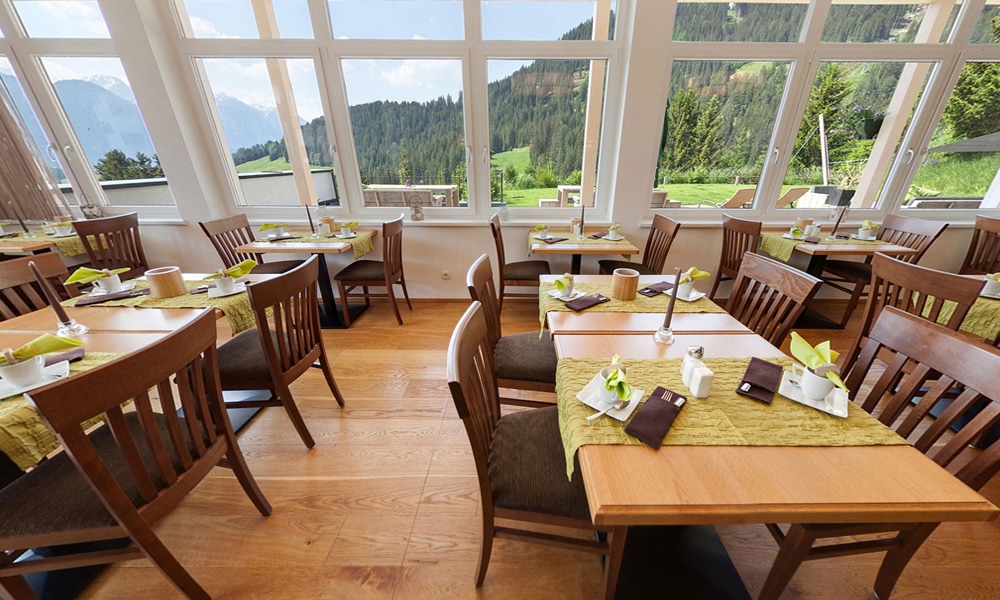 Entdecke_ Hotel Natürlich in Fiss, Tirol. Frühstücksraum.