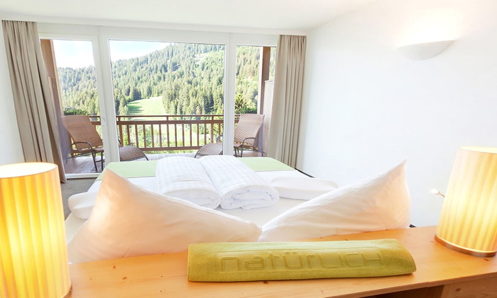 Entdecke_ Hotel Natürlich in Fiss, Tirol. Panoramablick der Zimmer.