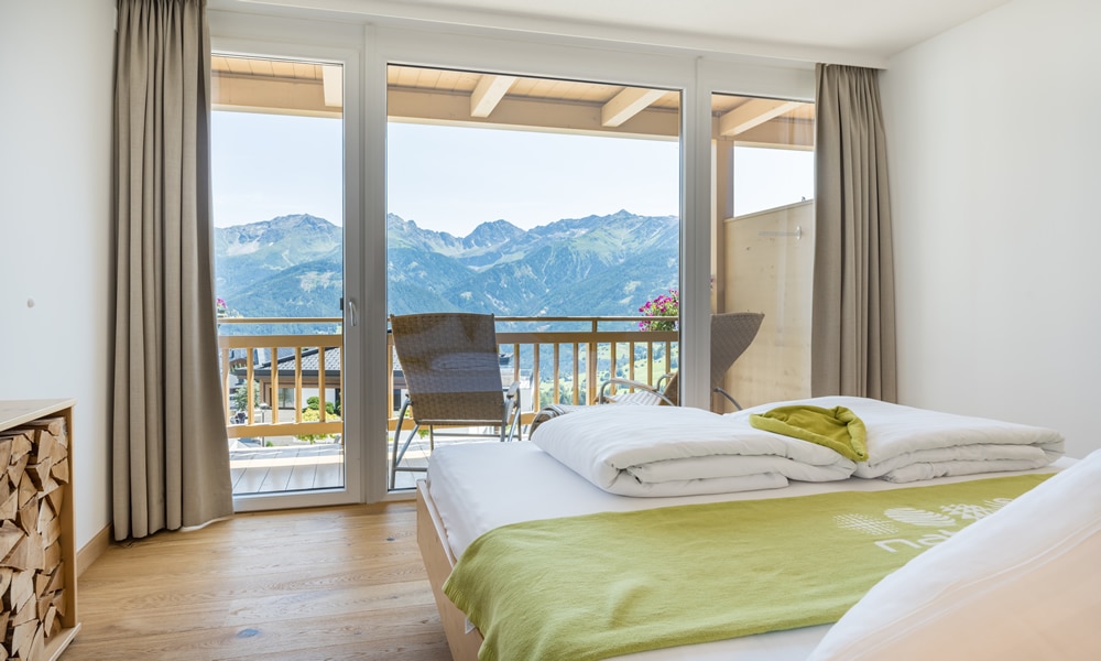 Entdecke_ Hotel Natürlich in Fiss, Tirol. Aussichten Komfortzimmer des Hotels.