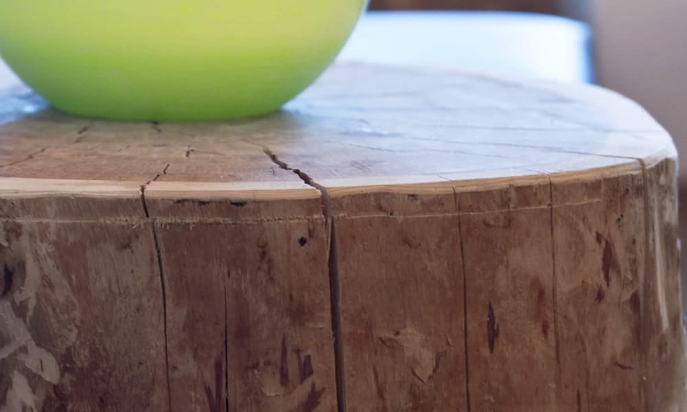 Entdecke_ Hotel Natürlich in Fiss, Tirol. Liebe zum Detail - Holztisch.