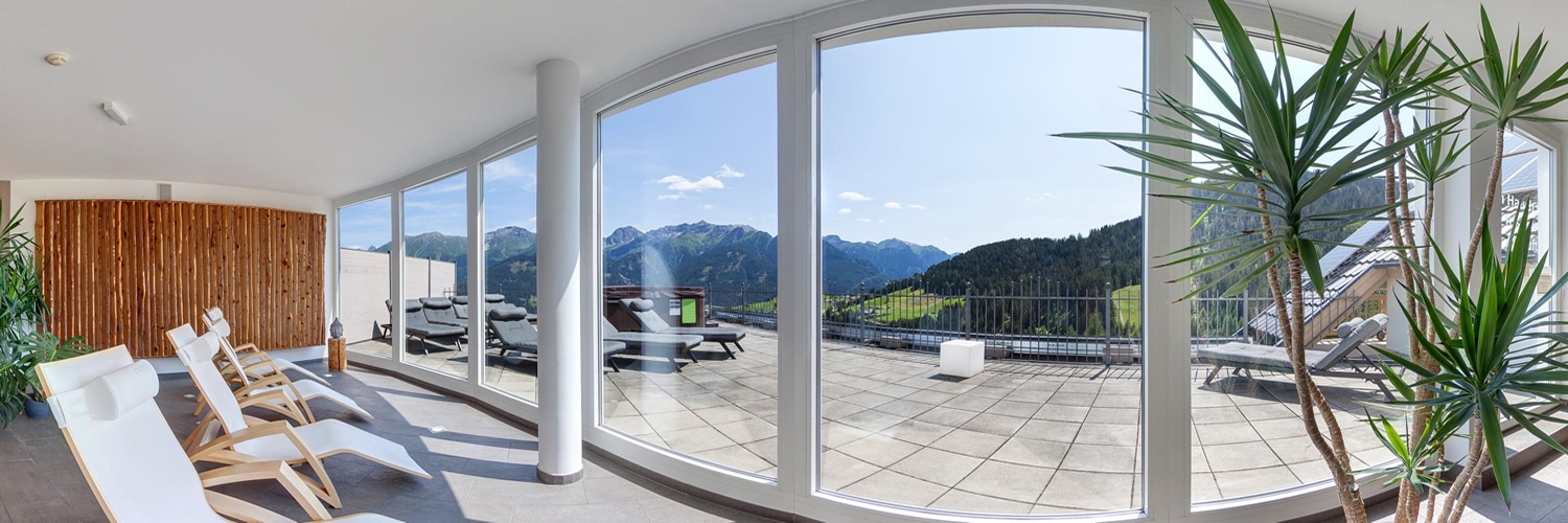 Panorama-Ausblick - Wellness-Bereich im Natürlich. Hotel mit Charakter in Tirol - Österreich