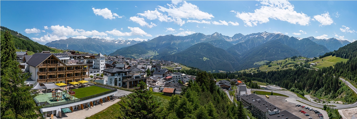 Panorama-Ausblick auf Fiss. Hotel Natürlich