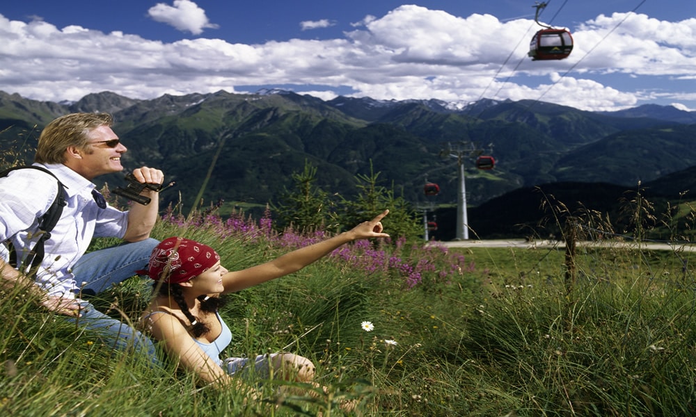Naturbegeisterte im Natürlich. Hotel in Fiss - Tirol. Paare in der Natur unter Seilbahn.