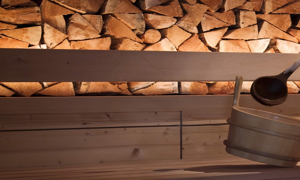 Paare im Natürlich. Finnische Sauna für Entspannung zu Zweit.