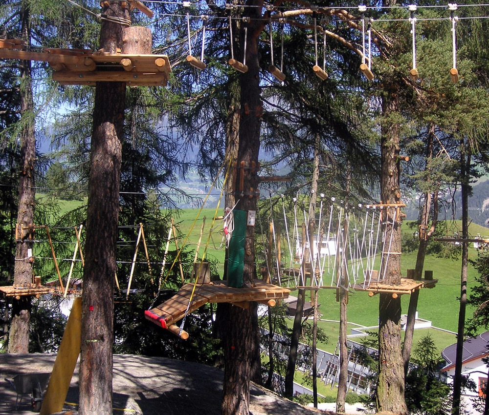 Sportbegeisterte in Serfaus-Fiss-Ladis. Klettenrn im X-Trees Hochseilpark.