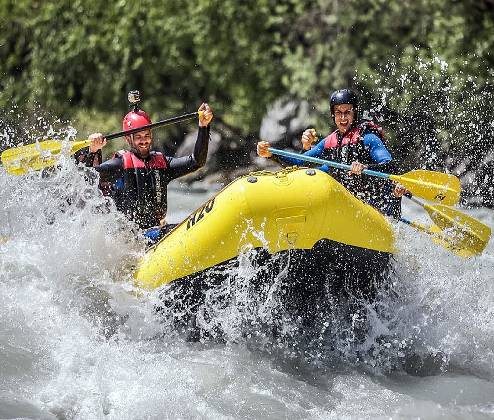 Sportbegeisterte in Serfaus-Fiss-Ladis. Gruppe beim Raften in Tirol.