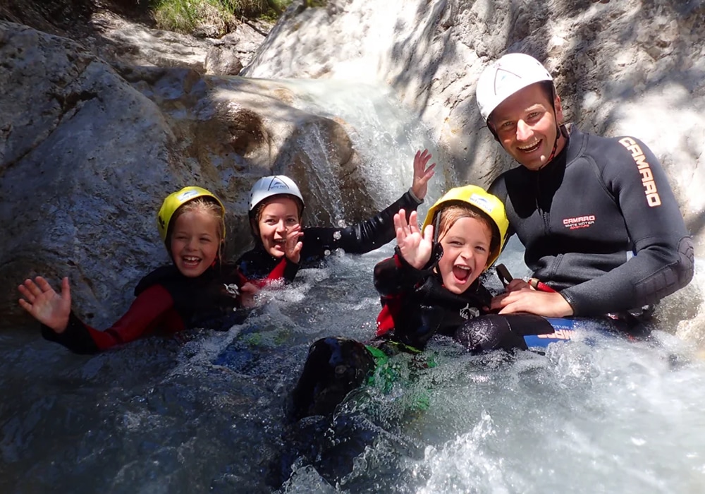Sportbegeisterte in Serfaus-Fiss-Ladis. Canyoning mit der ganzen Familie.