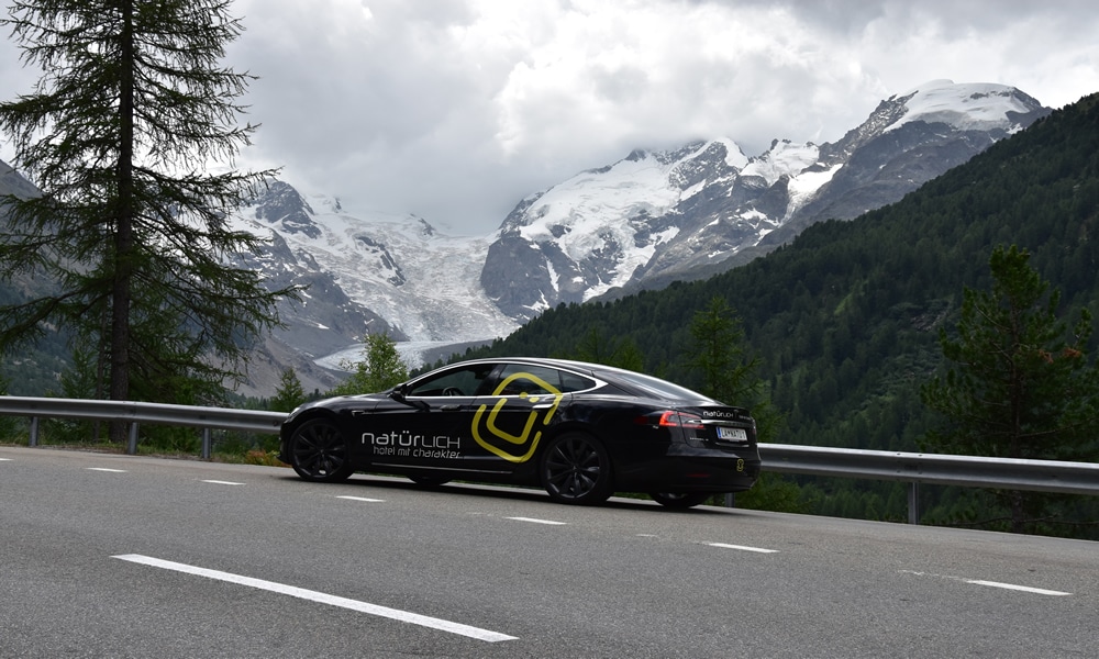 Tesla und Ladestation im Hotel Natürlich in Fiss, Tirol. Elektrisierender Roadtrip.