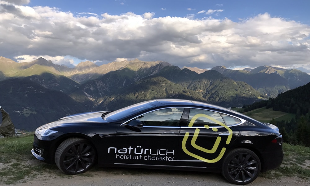 Elektrisierender Roadtrip. Tesla und Ladestationen im Natürlich. Hotel in Fiss - Tirol.