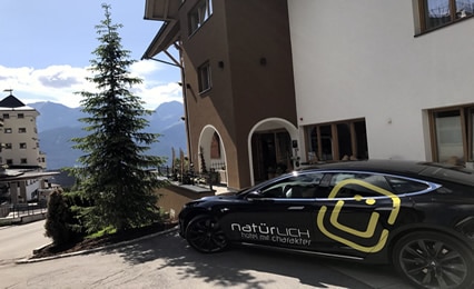 Hoteigener Tesla Model S90D  für einen elektrisierenden Tag in den Bergen Tirols.