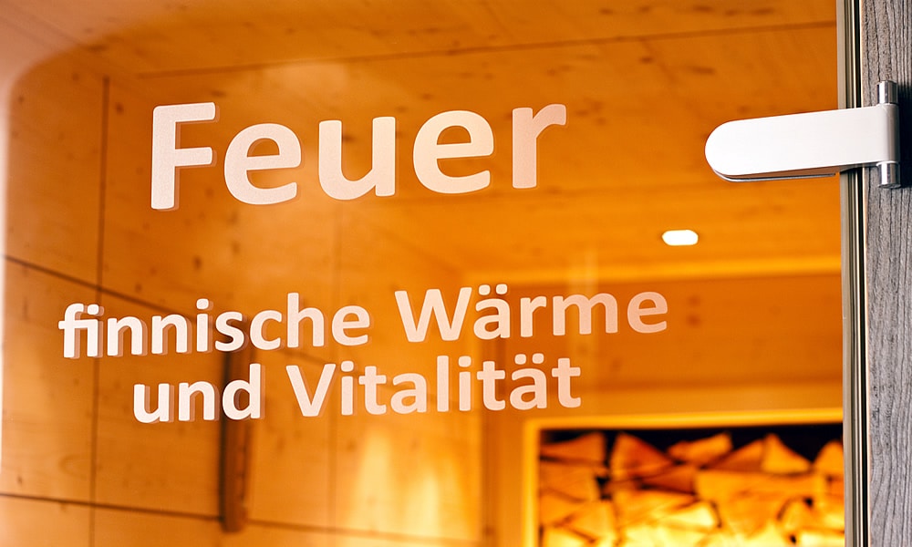 Bei 95° Hitze und 0% Luftfeuchte ein wahres Feuer - Highlight für alle Saunaprofis. Schwitzen in traumhafter Tiroler Atmosphäre.