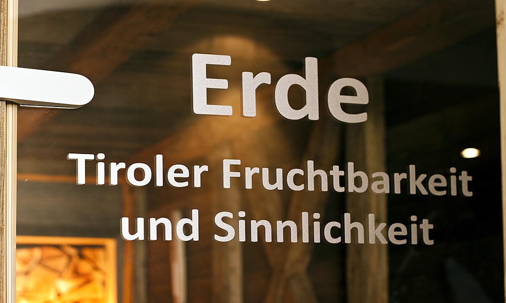 Die Tiroler Erdesauna, auch Bio- oder Kräutersauna genannt. Bis zu 60° heiß und 50% Luftfeuchte mit täglichen, heilenden Duftstoffen.