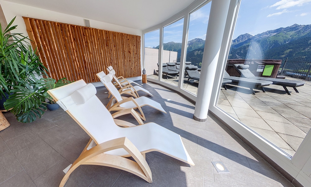 Wellness - Bergoase. Herrlicher Blick in die Berge Tirols. Wärmeliegen und Zirbenholzwand.