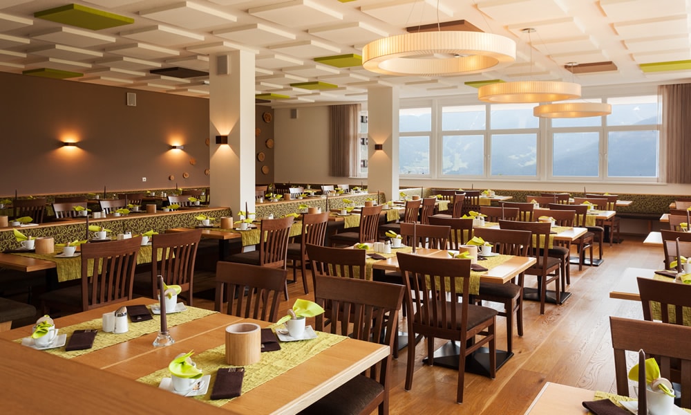 Ausstattung - Frühstücksraum - Natürlich. Hotel in Fiss - Tirol