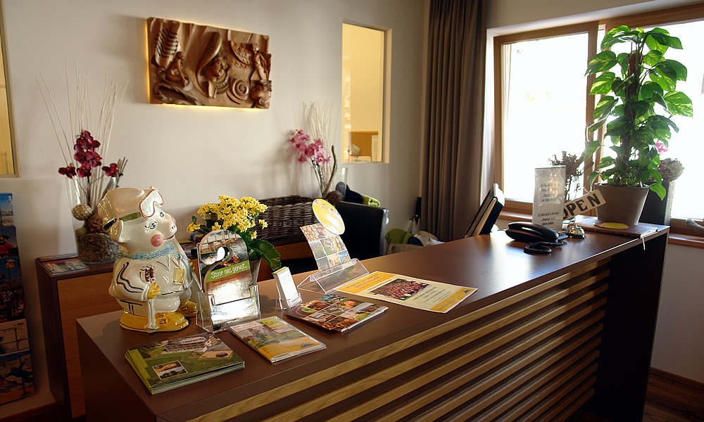 Ausstattung - Rezeption - Hotel Natürlich in Fiss, Tirol