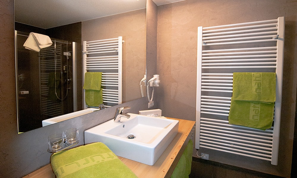 Ausstattung - Badezimmer . Natürlich. Hotel in Fiss - Tirol