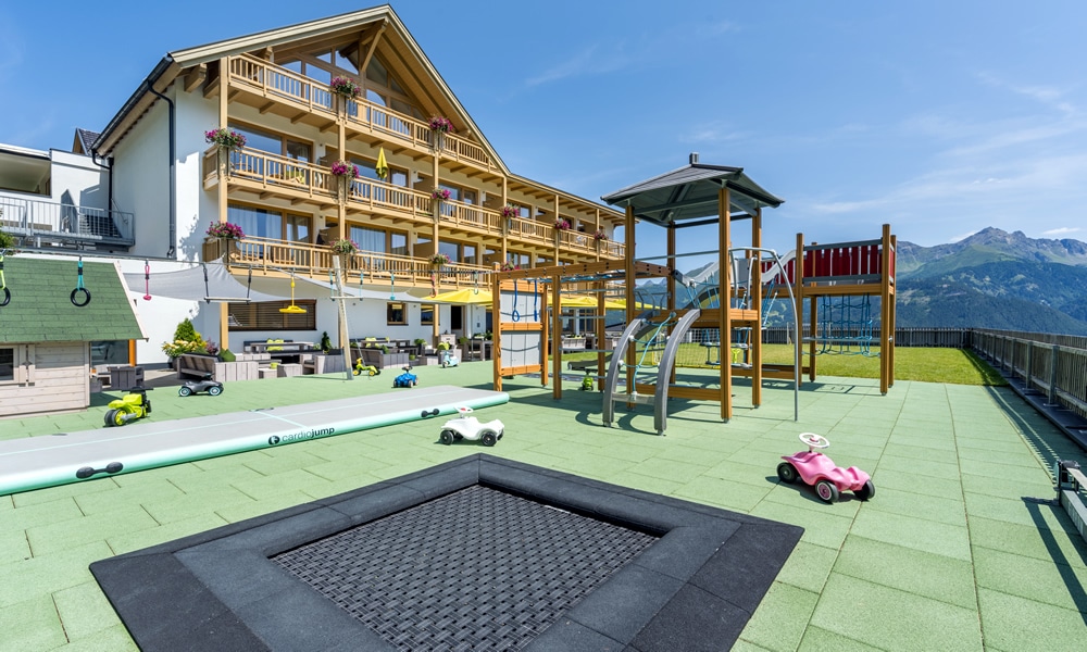 Anfrage Natürlich. Hotel in Fiss - Tirol. Spielplatz und Terrasse.
