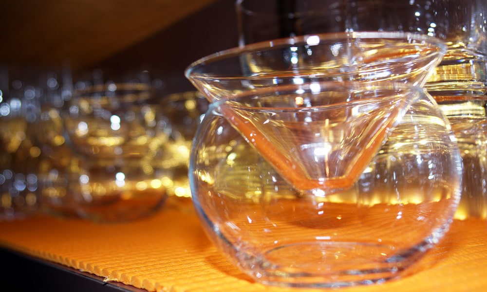 Bar im Hotel Natürlich in Fiss, Tirol. Stylische Gläser für tolle Drinks.