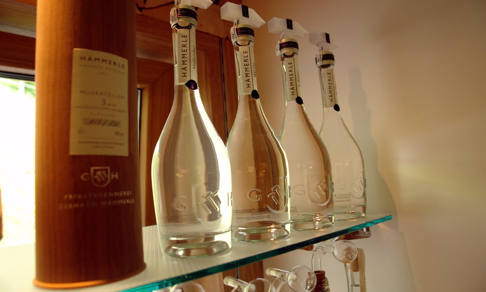 Bar im Hotel Natürlich in Fiss, Tirol. Die besten Edelbrände der Region.