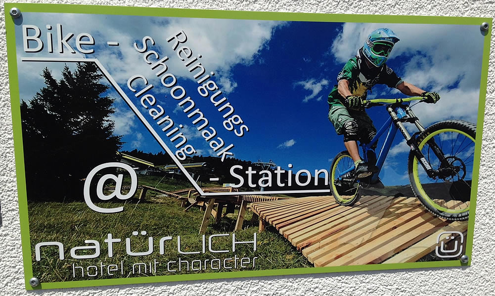 Bikegarage im Natürlich. Hotel mit Charakter in Tirol - Österreich. Bikewaschmöglichkeit,