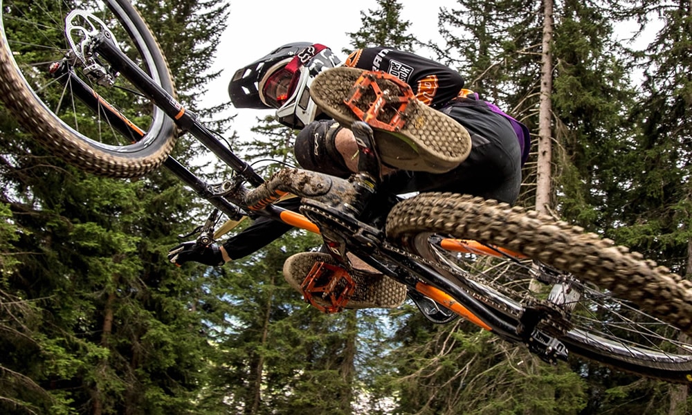 Bikepark in Serfaus-Fiss-Ladis in Tirol. Downhill Sprung eines Bikers.