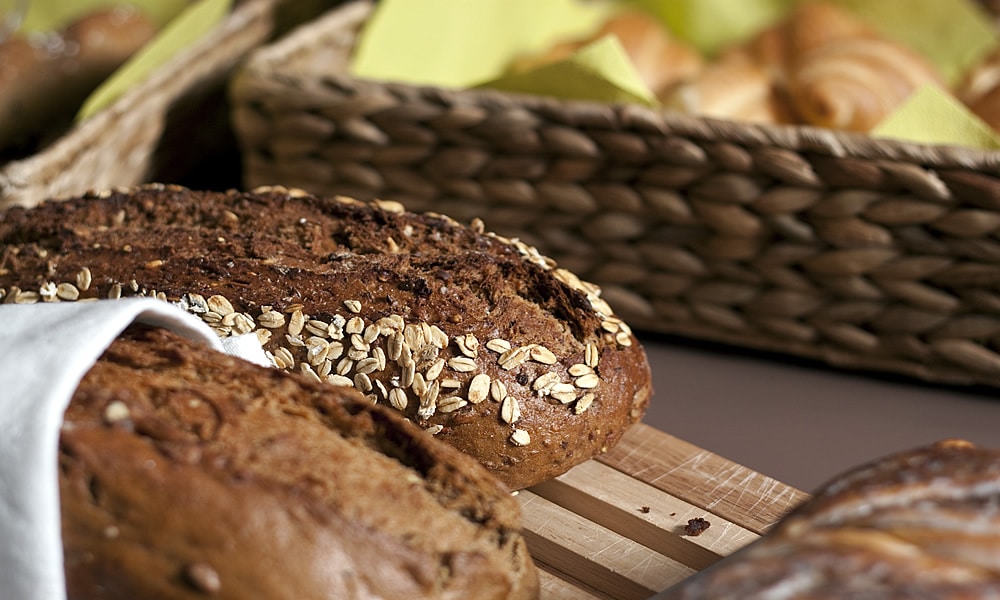 ontbijtruimte -Frühstücksraum im Natürlich. Hotel in Fiss - Tirol. Brotbuffet - Schnittbrote.