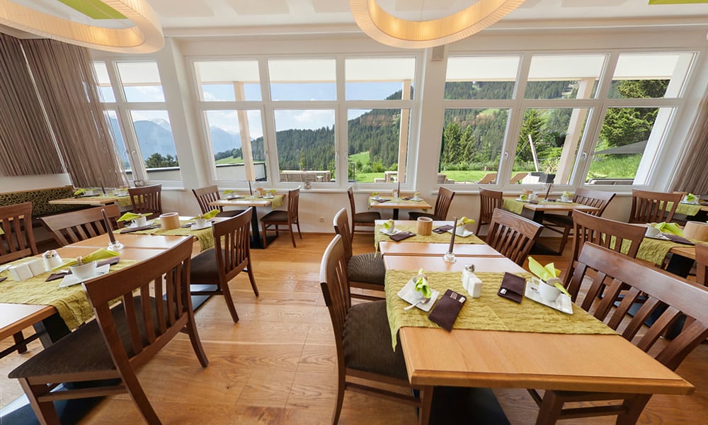 Frühstücksraum im Natürlich. Hotel in Fiss - Tirol. Ausblick in die Berge.