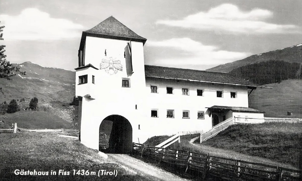 Geschichte von Fiss in Tirol. Historisches Göstehaus - heute Schlosshotel.