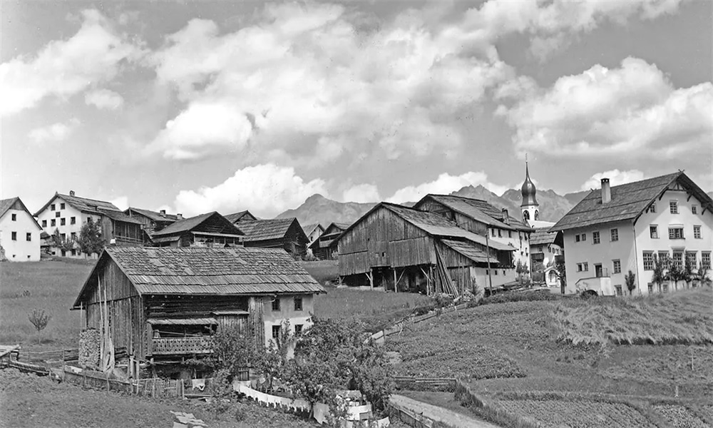 Geschichte von Fiss in Tirol. Doransicht mit Gemeindehaus und Höfen.