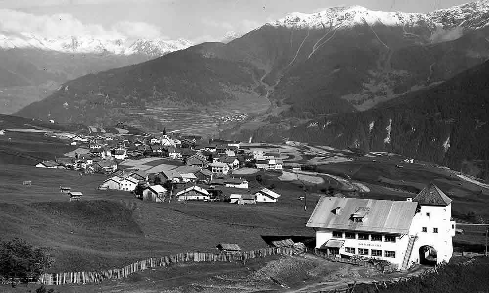 Geschichte von Fiss in Tirol. Dorfansciht von Westen mit Schloßhotel.