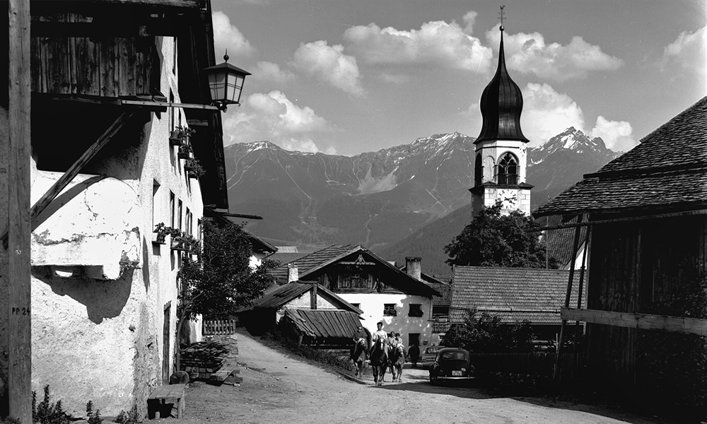 Historisches Dorf mit Kirche und Gebäuden. Geschichte von Fiss in Tirol.