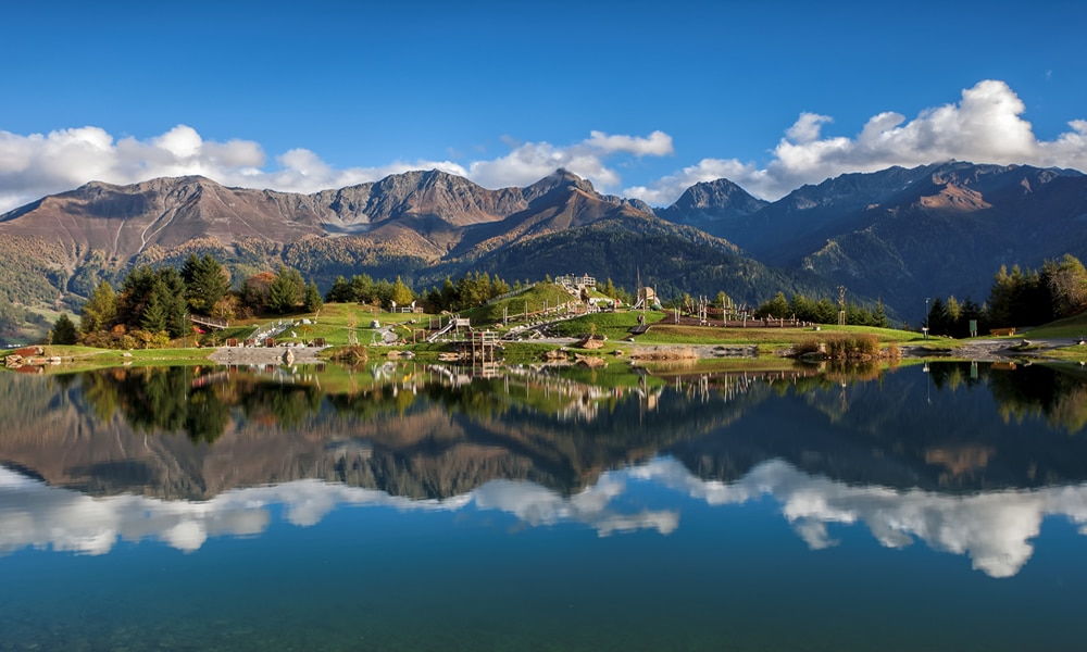 Natur in Serfaus-Fiss-Ladis in Tirol. Wolfsee mit Spiegelbild im Wasser.
