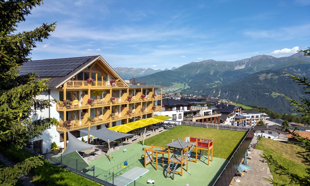 ONline Buchen. Hotel Natürlich in Fiss, Tirol. Terrasse mit Spielplatz!