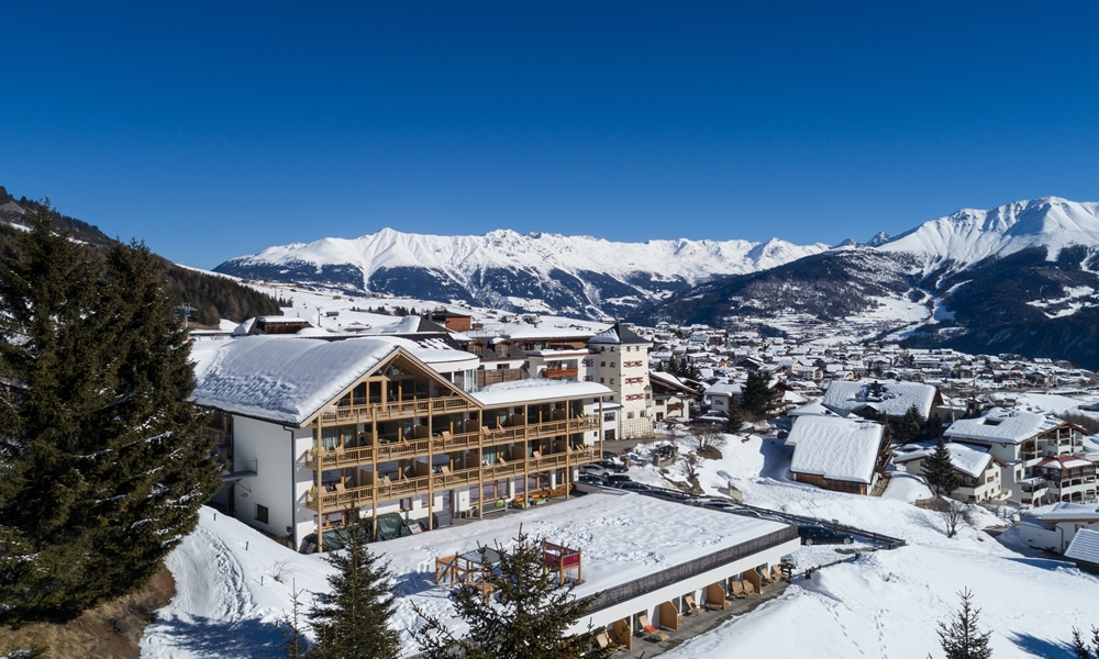 Preise Winter im Natürlich. Hotel in Fiss - Tirol. Westansicht im Winter.