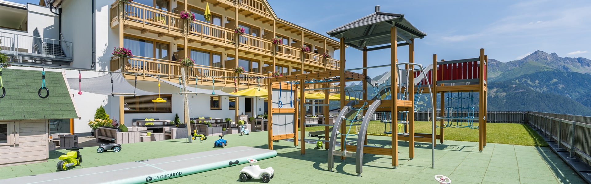 Spielplatz und West-Anischt im Natürlich. Hotel mit Charakter in Tirol - Österreich. Playground - Speeltuin