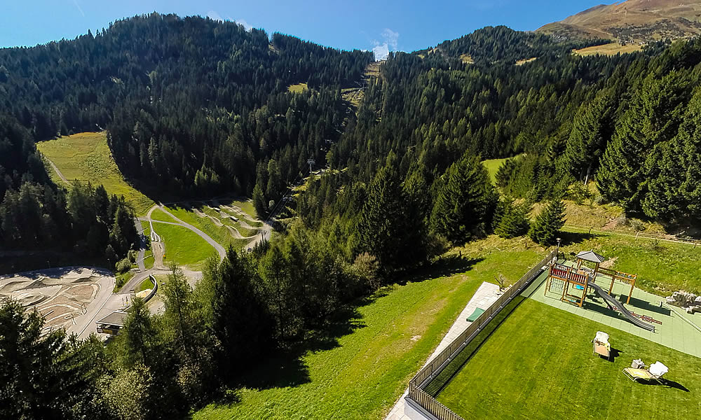 Spielplatz im Hotel Natürlich in Fiss, Tirol. Luftaufnahme.